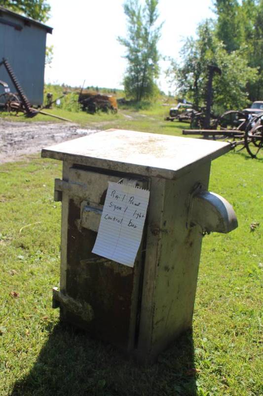 lot 519 image: Rail Road Signal Light Control Panel Box