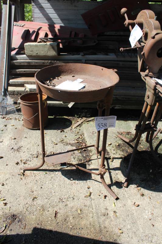 lot 558 image: Vintage Metal Forge Pot