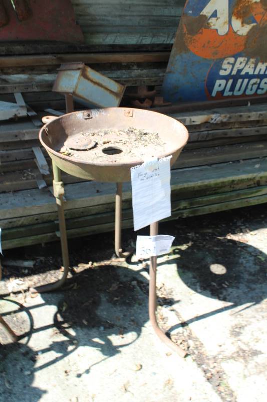lot 561 image: Vintage Metal Forge Pot