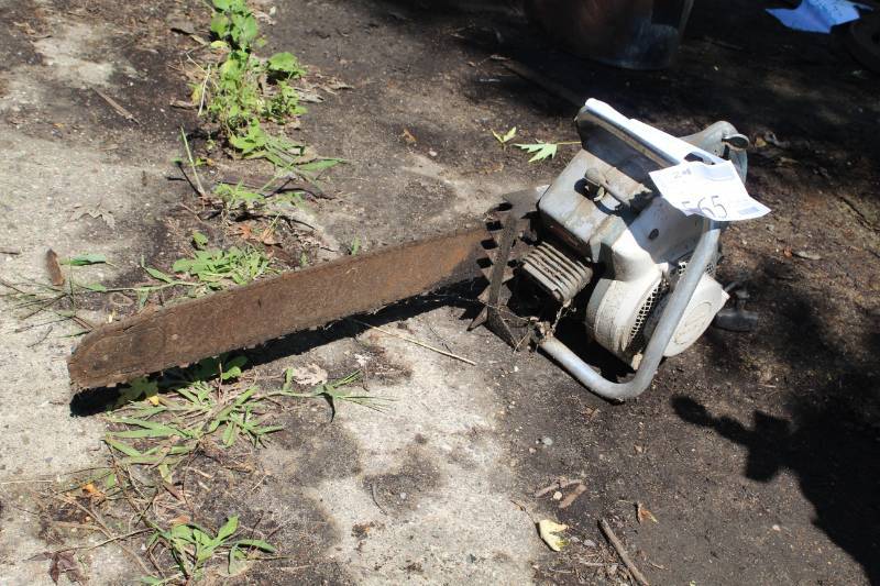 lot 565 image: Remington Logmaster Chainsaw