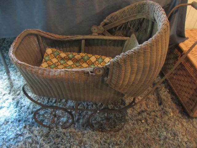 lot 7 image: Antique Doll Buggy