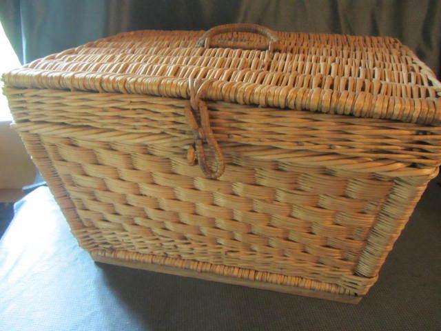 lot 9 image: Woven Reed Trunk