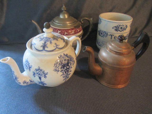 lot 31 image: Teapots