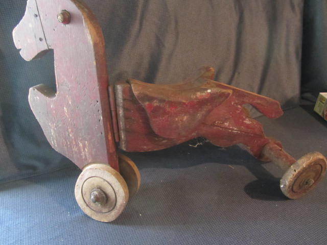 lot 39 image: Folk Art Horse