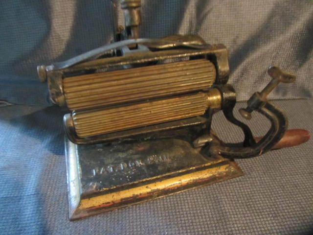 lot 10 image: Clothes Crimper