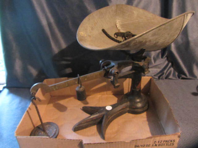 lot 13 image: Antique Scale