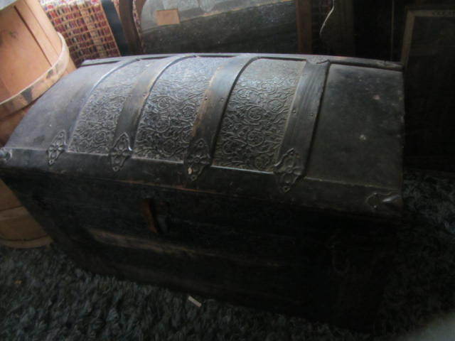 lot 4 image: Camelback Antique Trunk