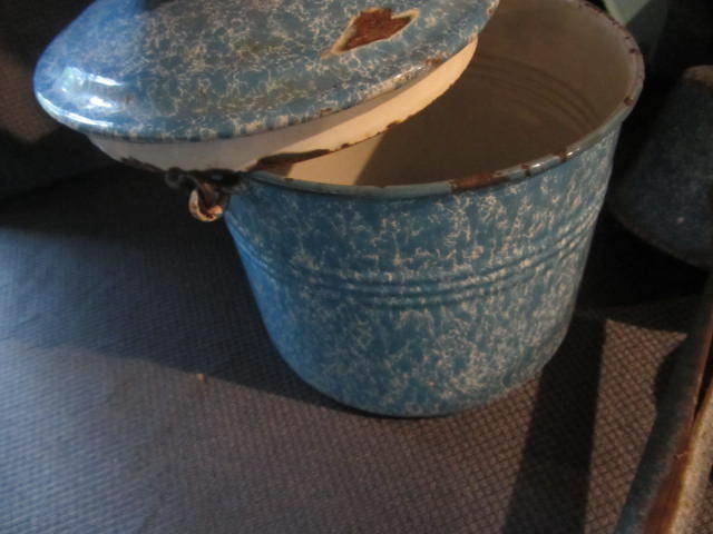 lot 19 image: Vintage Enamelware