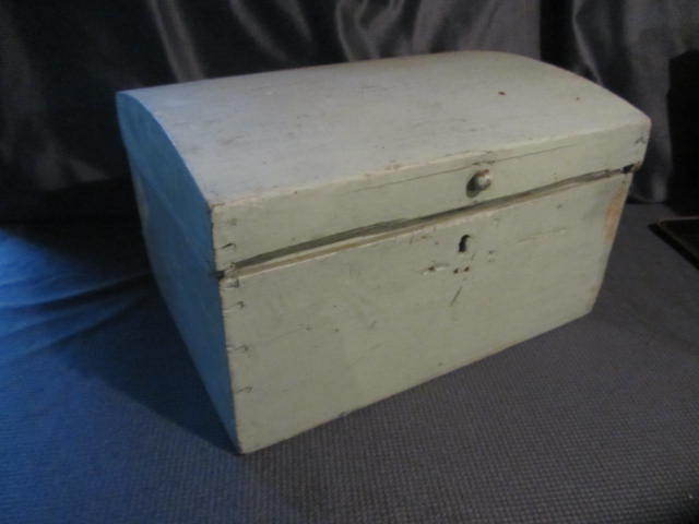 lot 20 image: Curved Top Doll Trunk