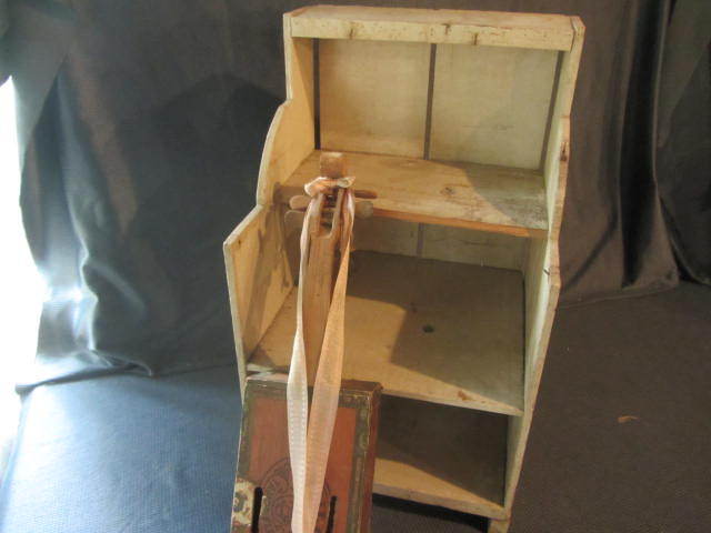 Peach Crate Shelf, Violin