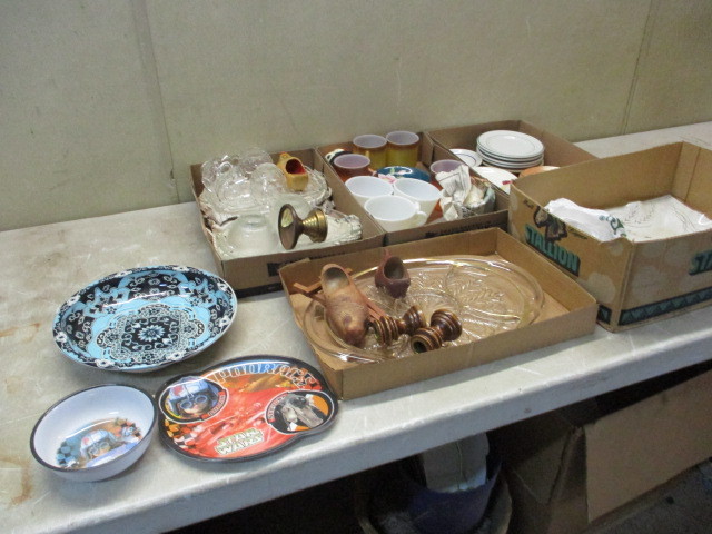 lot 9 image: Collectible Glassware