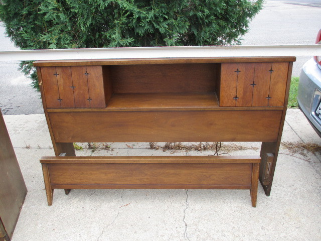 lot 22 image: Bedroom Set