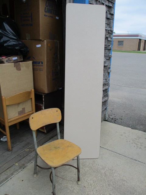 lot 28 image: Folding Table