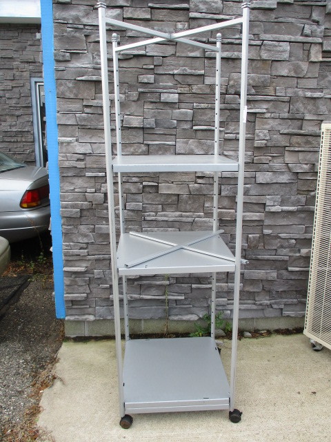 lot 45 image: Rolling Merchandise Rack