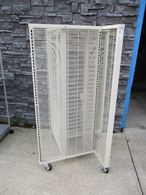 lot 46 image: Rolling Merchandise Rack