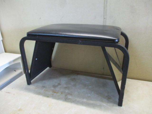 lot 47 image: Shoe Try On bench