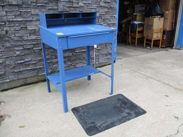 lot 52 image: ForemanShipping Desk