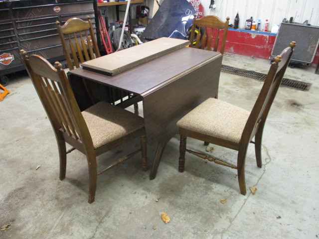 lot 76 image: Walnut Kitchen Table & Chairs