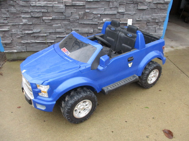 lot 114 image: Powerwheels Truck