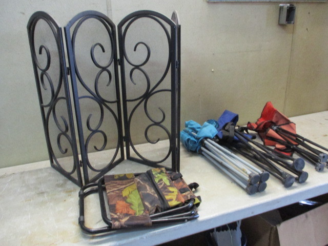 lot 118 image: Small Lawn Chairs and Fireplace Screen