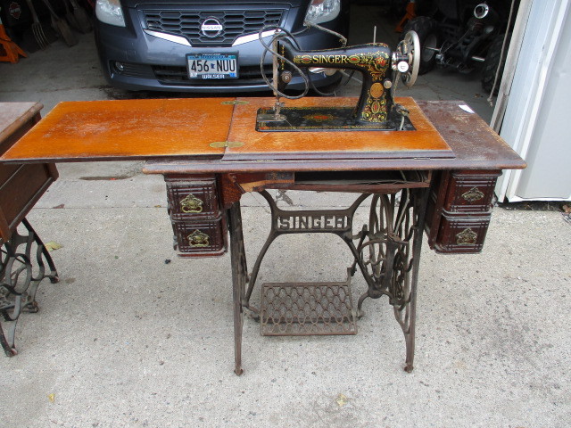 lot 147 image: Antique Singer Sewing Machine
