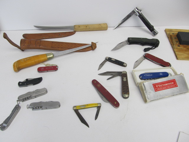 lot 20 image: Group of Assorted Knives
