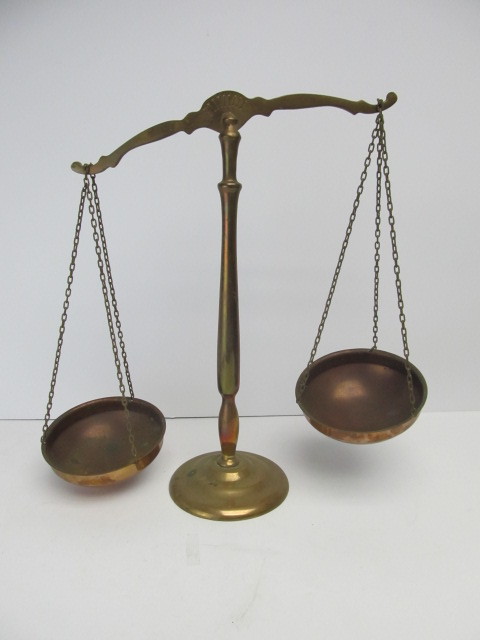 lot 22 image: Vintage Solid Brass Balance Scale