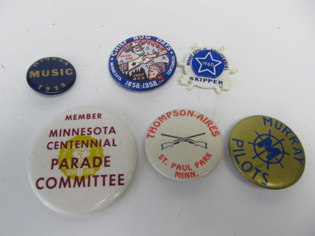 lot 30 image: Group of Assorted Vintage ButtonsPins