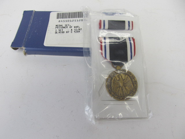 lot 33 image: US Prisoner of War Medal Set