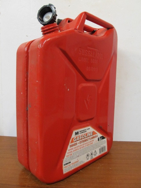 lot 46 image: Like-New Metal 5-Gallon Gas Can