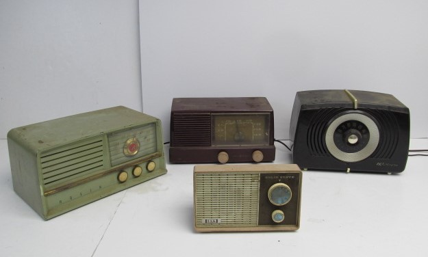 lot 78 image: Lot of 4 Vintage Deco etc Radios