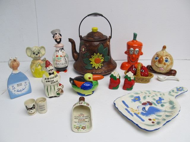 lot 91 image: Large Lot of Vintage Mid Century Kitschy Dcor & Collectibles