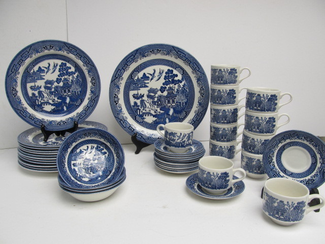 lot 92 image: Nice Set of CHURCHILL Fine English Tableware