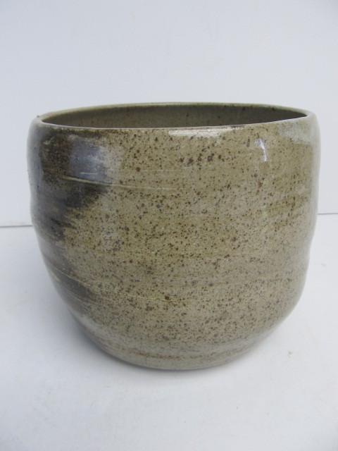 lot 130 image: Vintage Art Pottery Vase wOutlined Plant Decoration