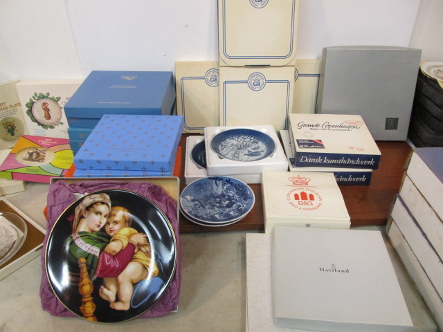 lot 100 image: LARGE Lot of Vintage Collector Plates