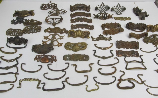 lot 115 image: Large Lot of Antique Drawer & Cabinet Pulls