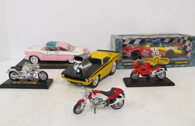 lot 148 image: Group of Assorted Diecast Cars & Motorcycles