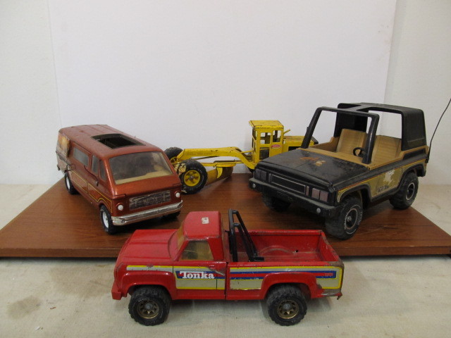 lot 149 image: 4 Vintage Metal Tonka Toy Vehicles