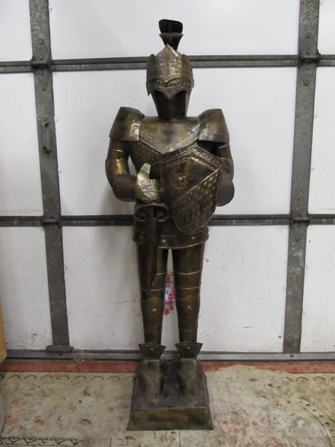 lot 153 image: Large 50 Metal Medieval Knight Statue (Gold)