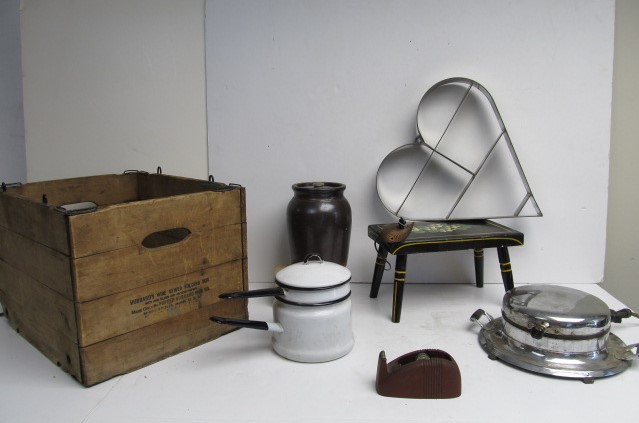 lot 205 image: Lot of Vintage & Antique Primitive Items etc