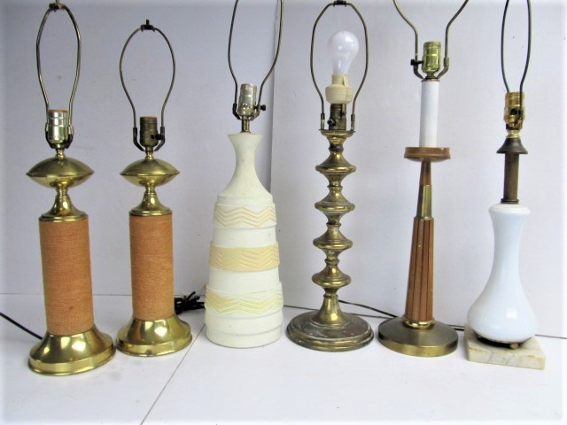 lot 208 image: Group of Mid Century Table Lamps & Assorted Shades