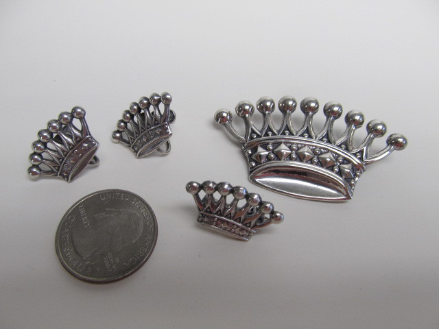 lot 132 image: Vintage Scandinavian Sterling Silver Crown Brooch Pin & Earring Set