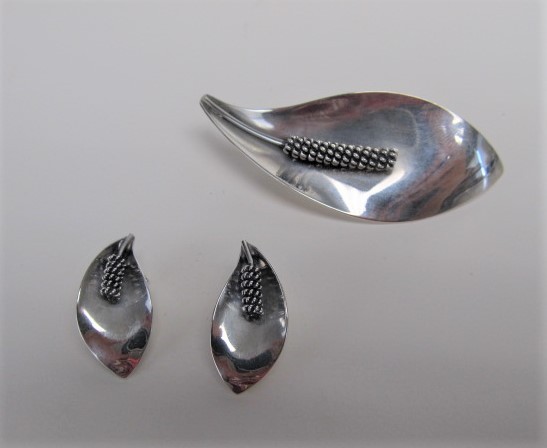 lot 134 image: Vintage Mid Century Aarre & Krogh Sterling Silver Brooch Pin & Earing Set