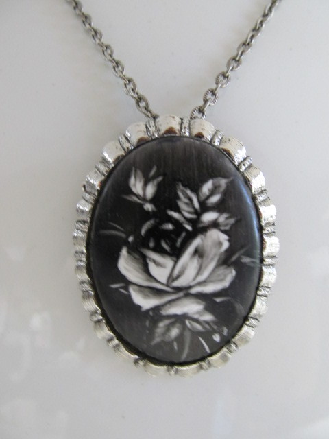lot 137 image: Hand Made Vintage 1950s Italian Sterling Silver Pendant Necklace