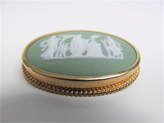 lot 138 image: Vintage WEDGWOOD Jasperware Cameo Brooch