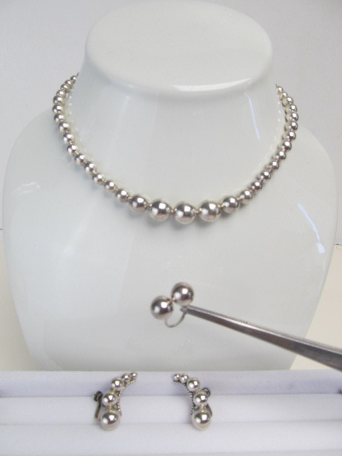 lot 140 image: Taxco Sterling Silver Earrings Ring & Beaded Necklace