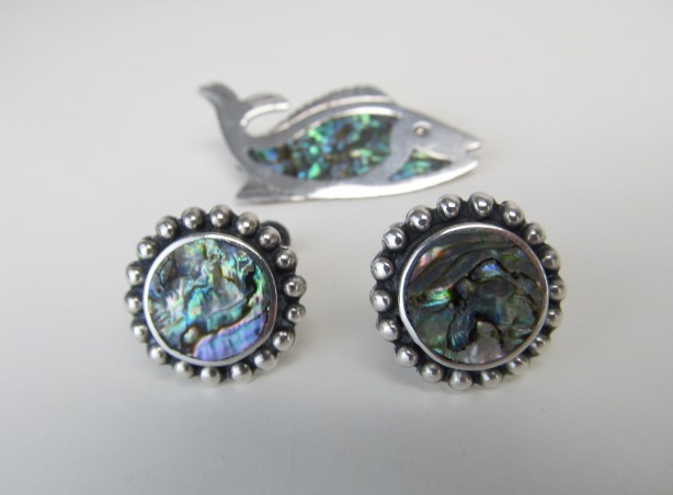 lot 143 image: Vintage 1950s Sterling Silver Inlaid Abalone Fish Brooch & Earring Set