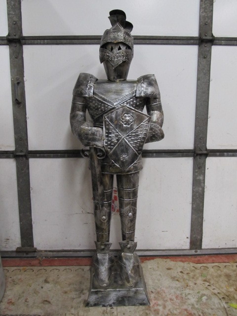 lot 152 image: Large 50 Metal Medieval Knight Statue (Silver)