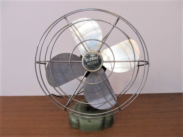 lot 264 image: Vintage Industrial Green WIZARD HUSKY Desk Fan