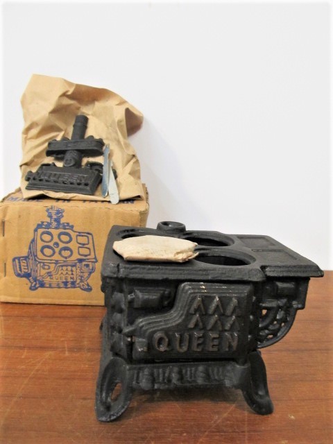 lot 268 image: NOS Vintage Cast Iron Toy Stove